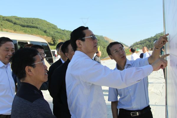图3  王明玉副省长听取铁本项目建设情况汇报