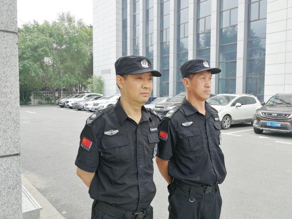 3保安人员迎接职工上班123