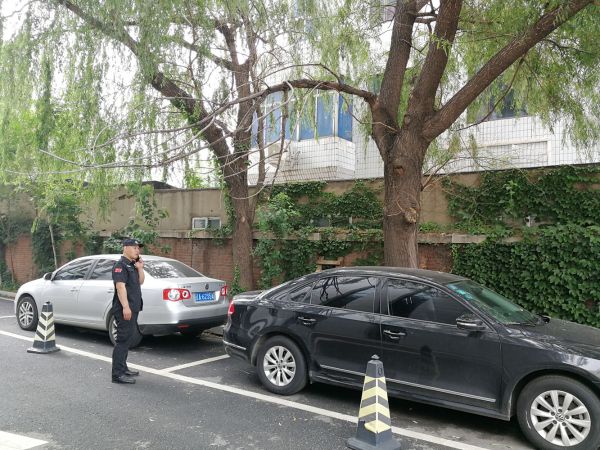 5保安人员巡视过程中发现枯枝存在坠落隐患，及时处理1-123