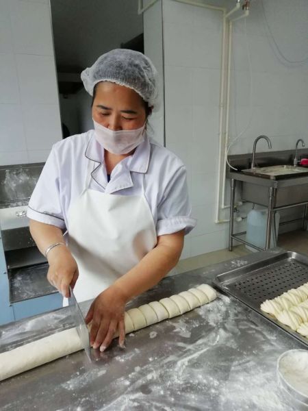 6工作人员正在制作面点