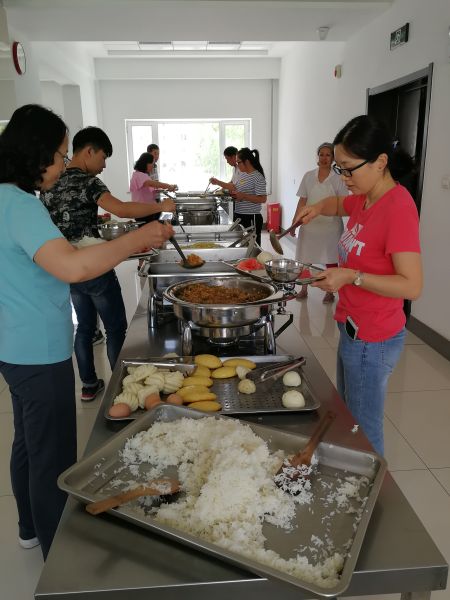 7职工排队用餐