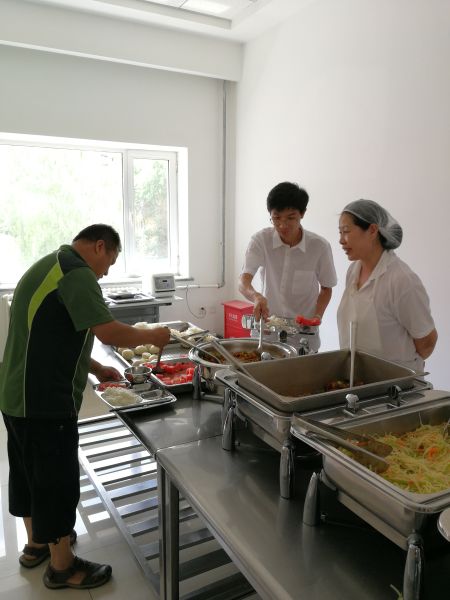 8食堂工作人员向用餐职工征求菜品建议