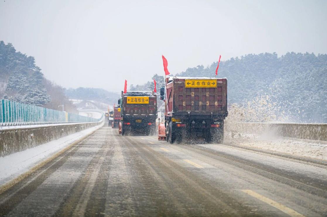 迎战强降雪 辽宁高速与您温暖同行